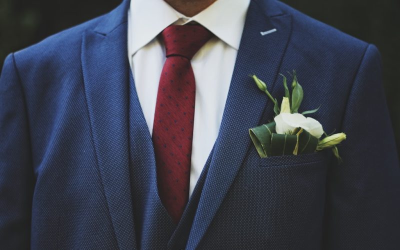 Jak dobrać szerokość krawata do klap marynarki